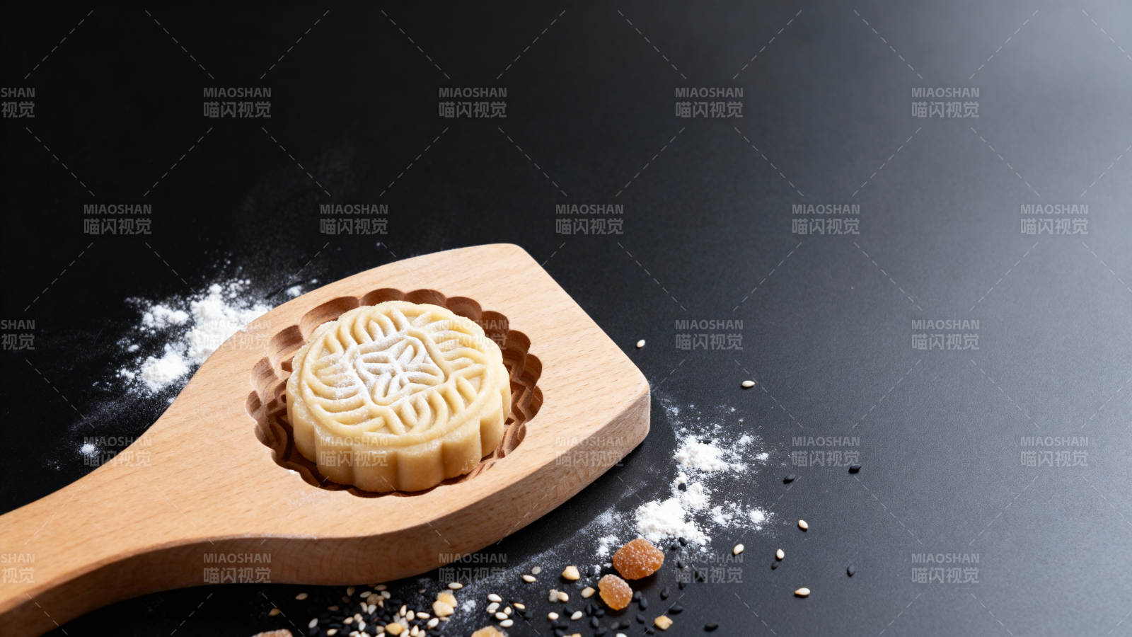 月饼静置木勺上图片