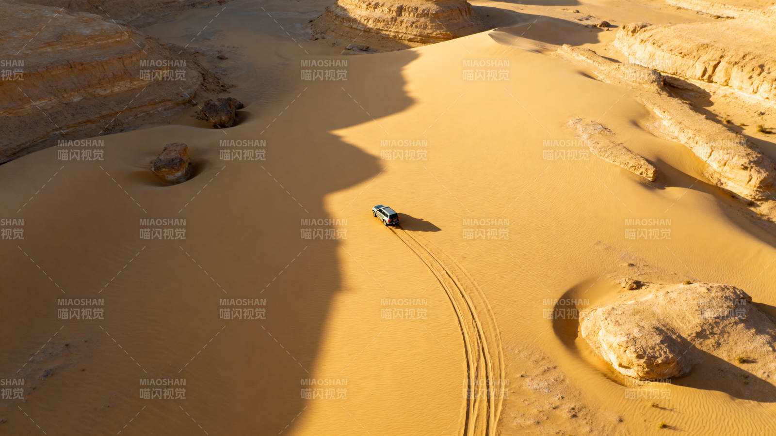 沙漠越野车影图片
