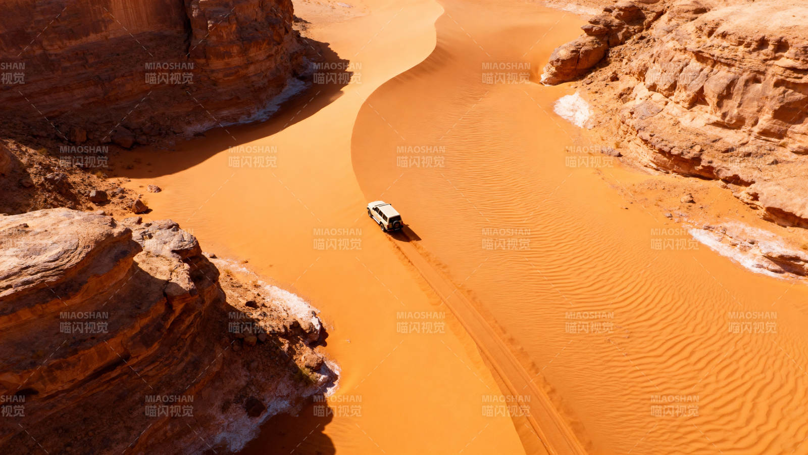 沙漠中的越野车图片