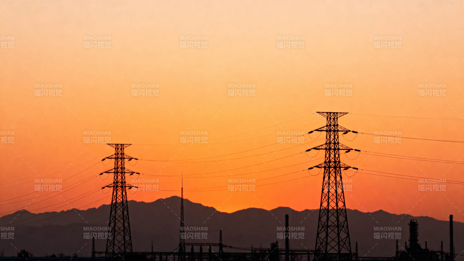 夕阳下的电塔剪影图片