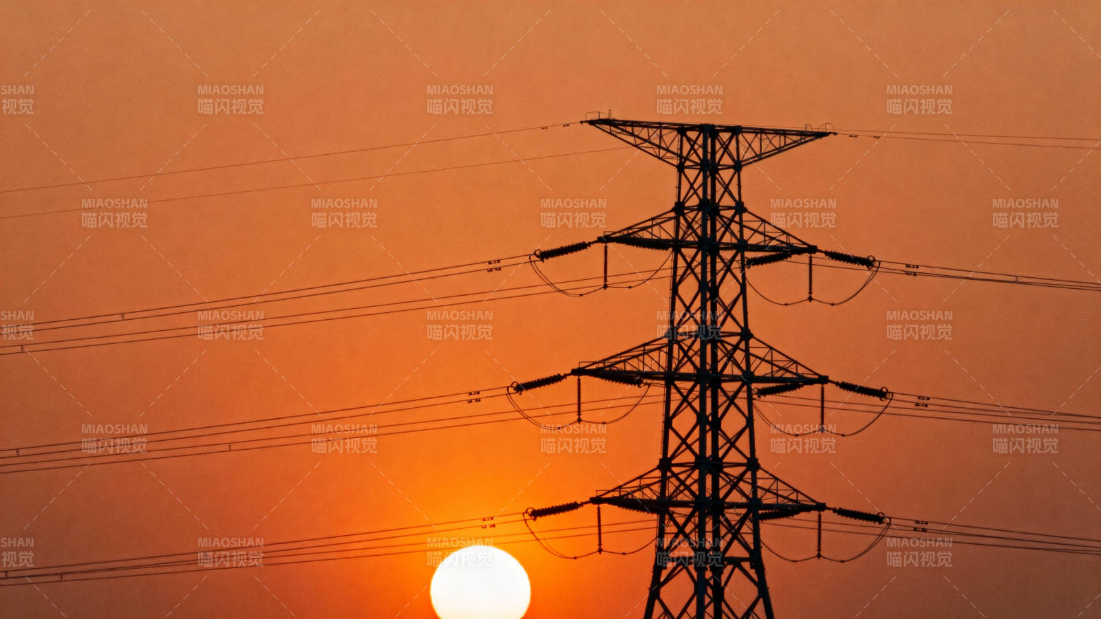 夕阳下的电塔剪影图片