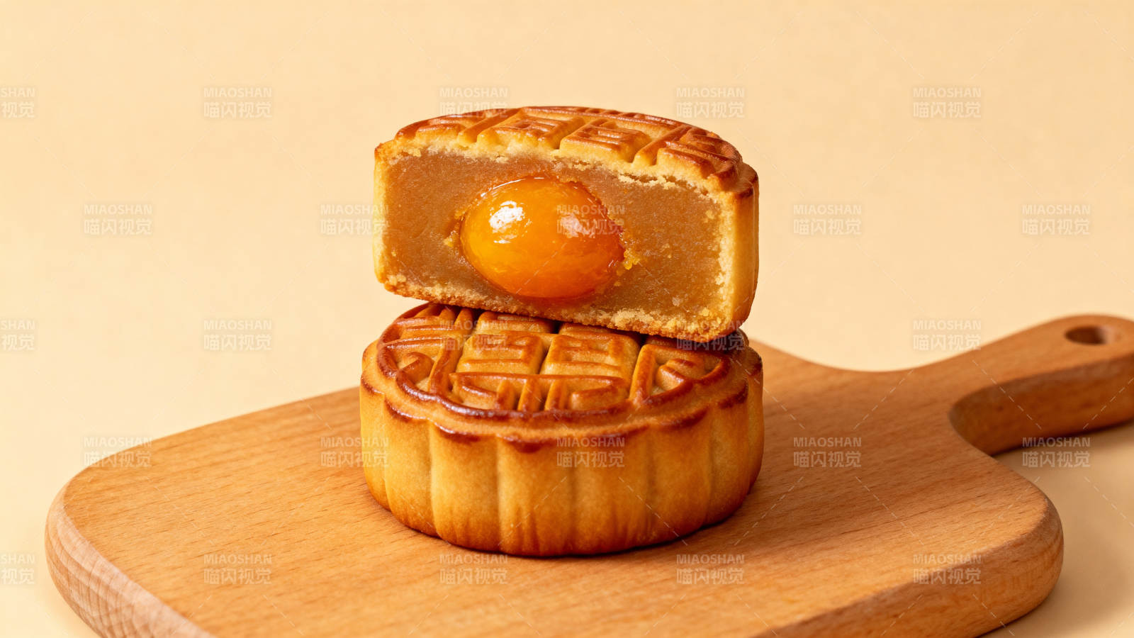 蛋黄月饼特写图片