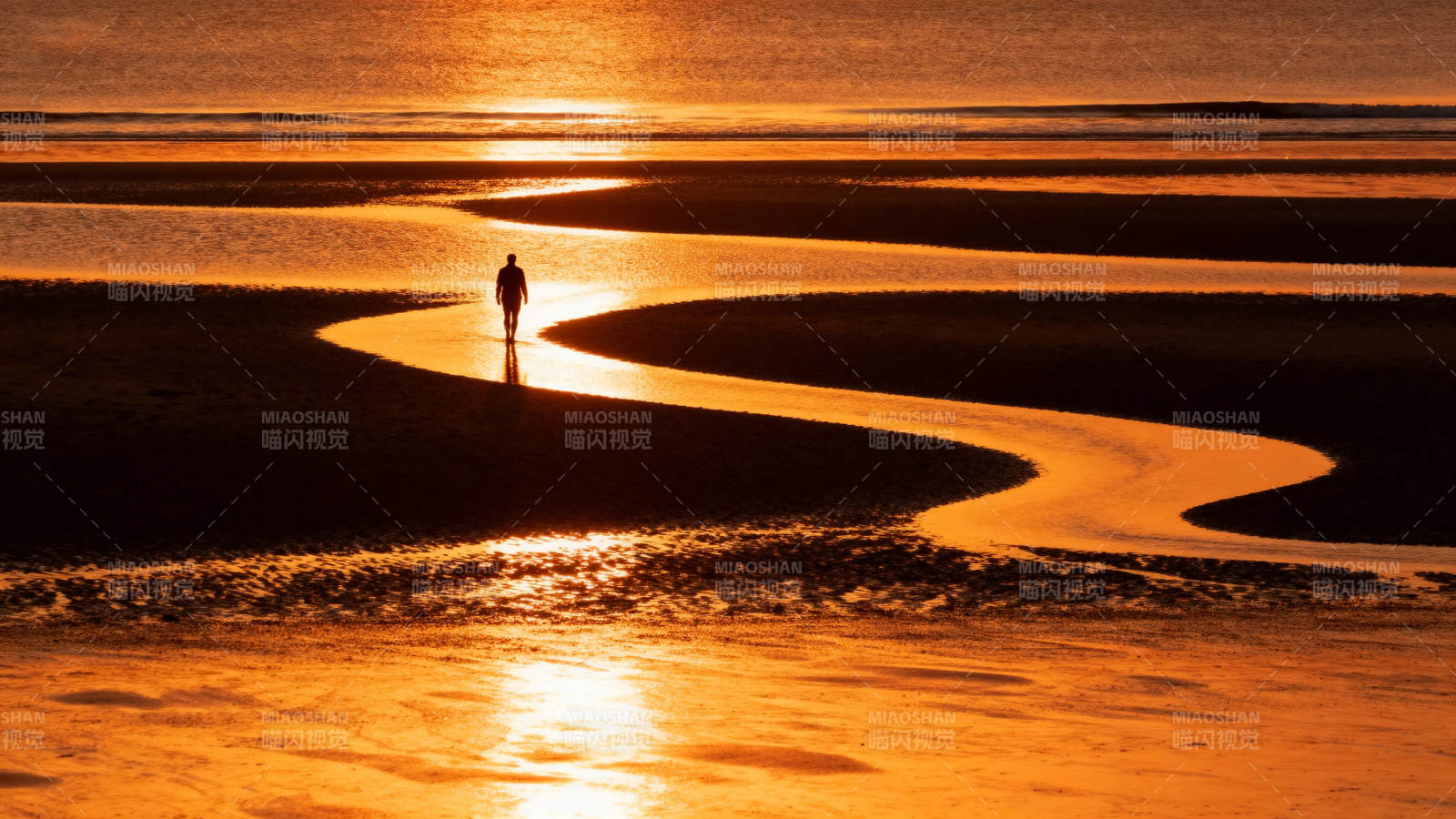 夕阳下的孤独身影图片
