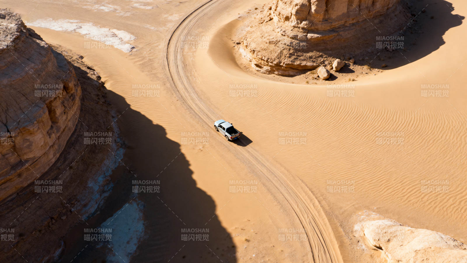 沙漠公路行车图图片