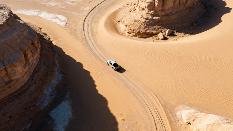 沙漠公路行车图图片
