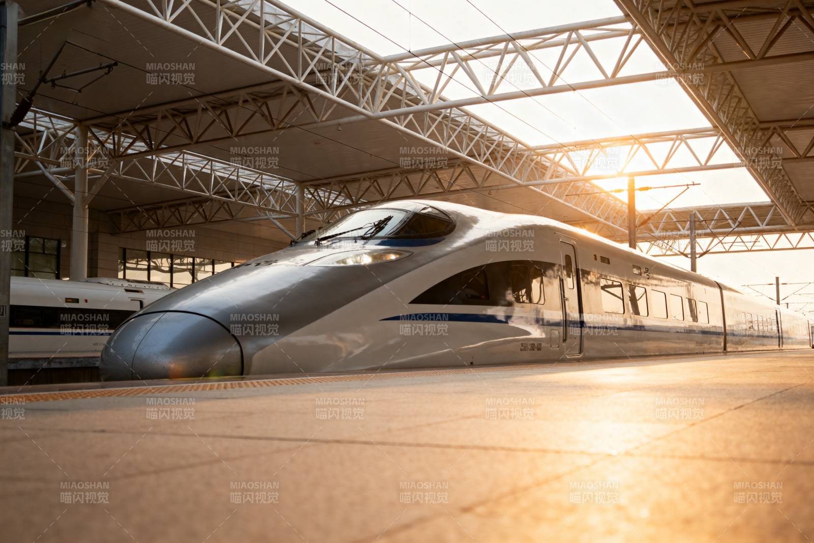 高铁站台晨光中图片