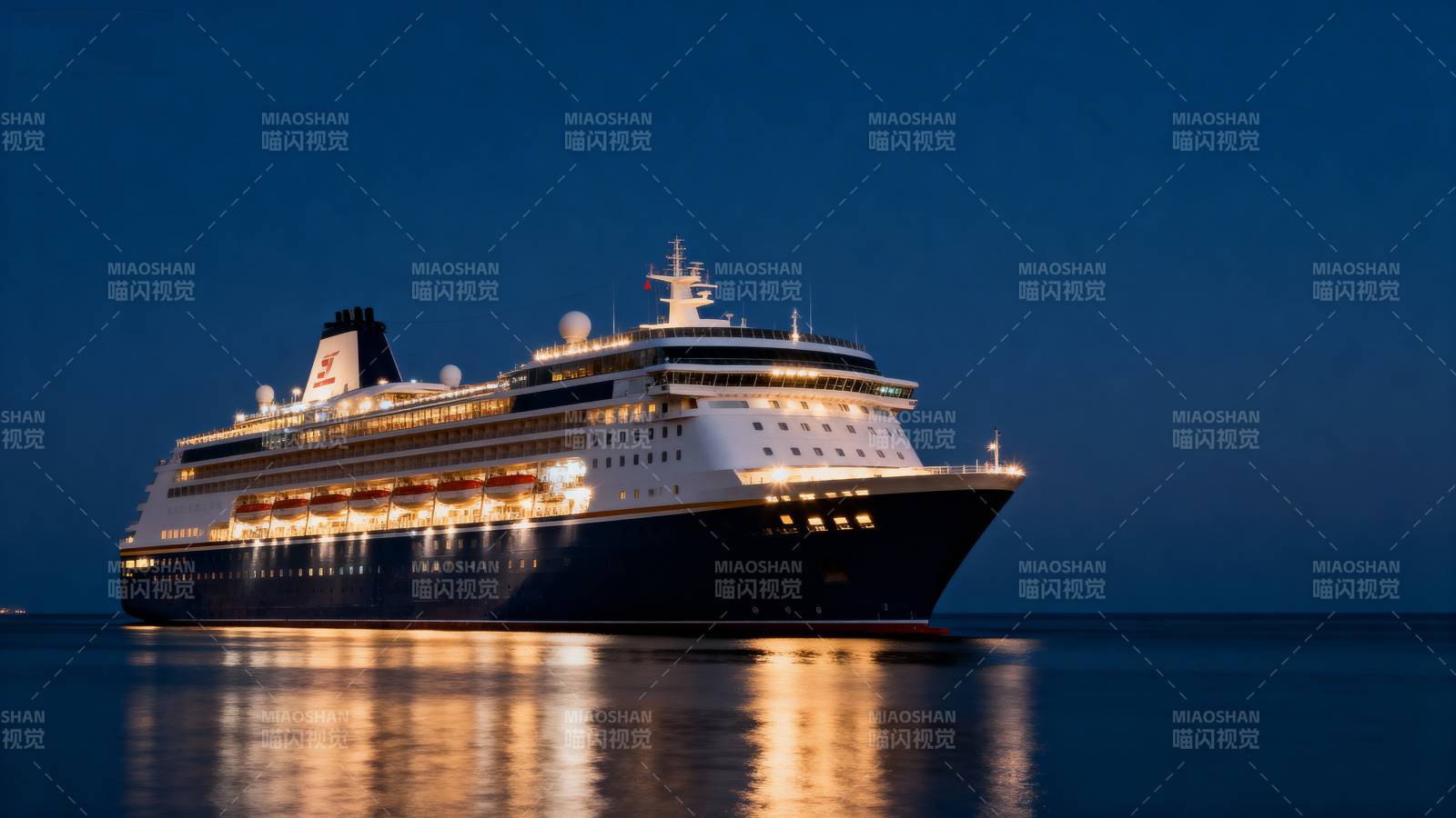 夜航邮轮灯火辉煌图片