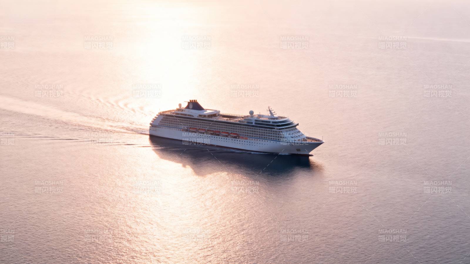 邮轮海上航行图片