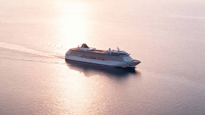 邮轮海上航行图片