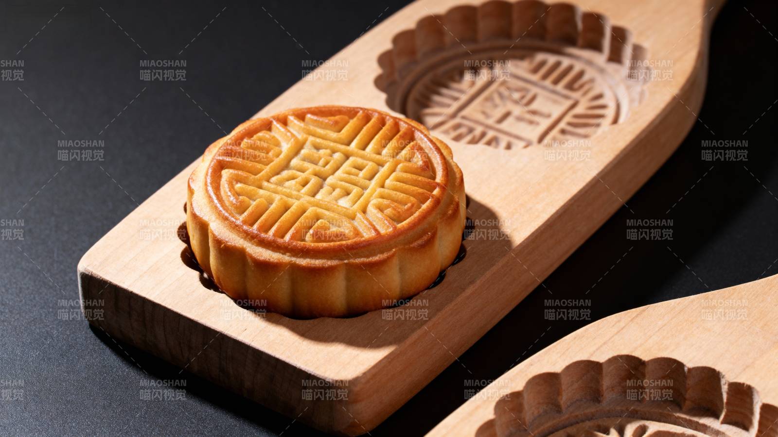 中秋月饼 金黄诱人图片