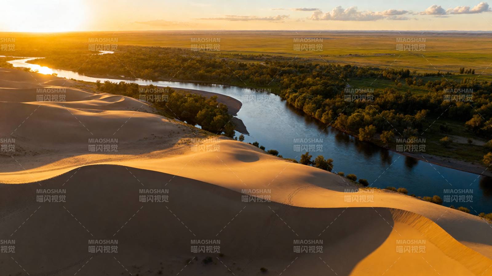 沙漠河畔日落图片