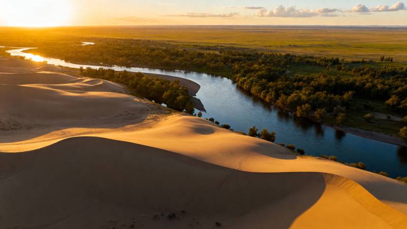沙漠河畔日落图片