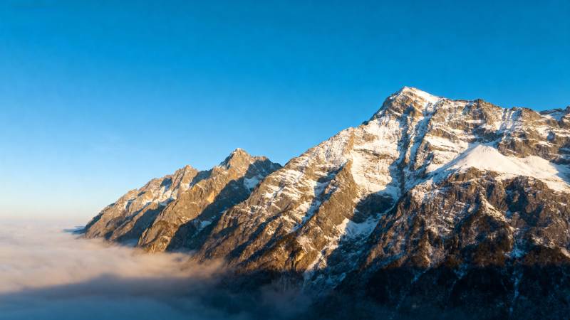 雪山之巅云海涌图片