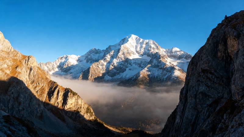 雪山云海壮丽景色图片