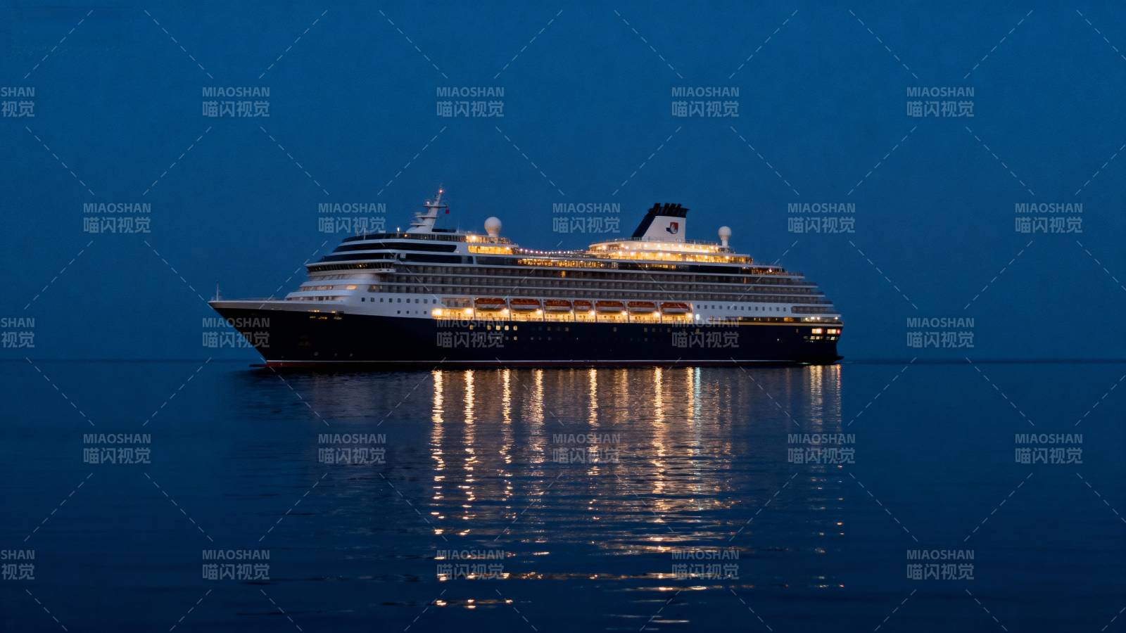 夜航邮轮灯火辉煌图片