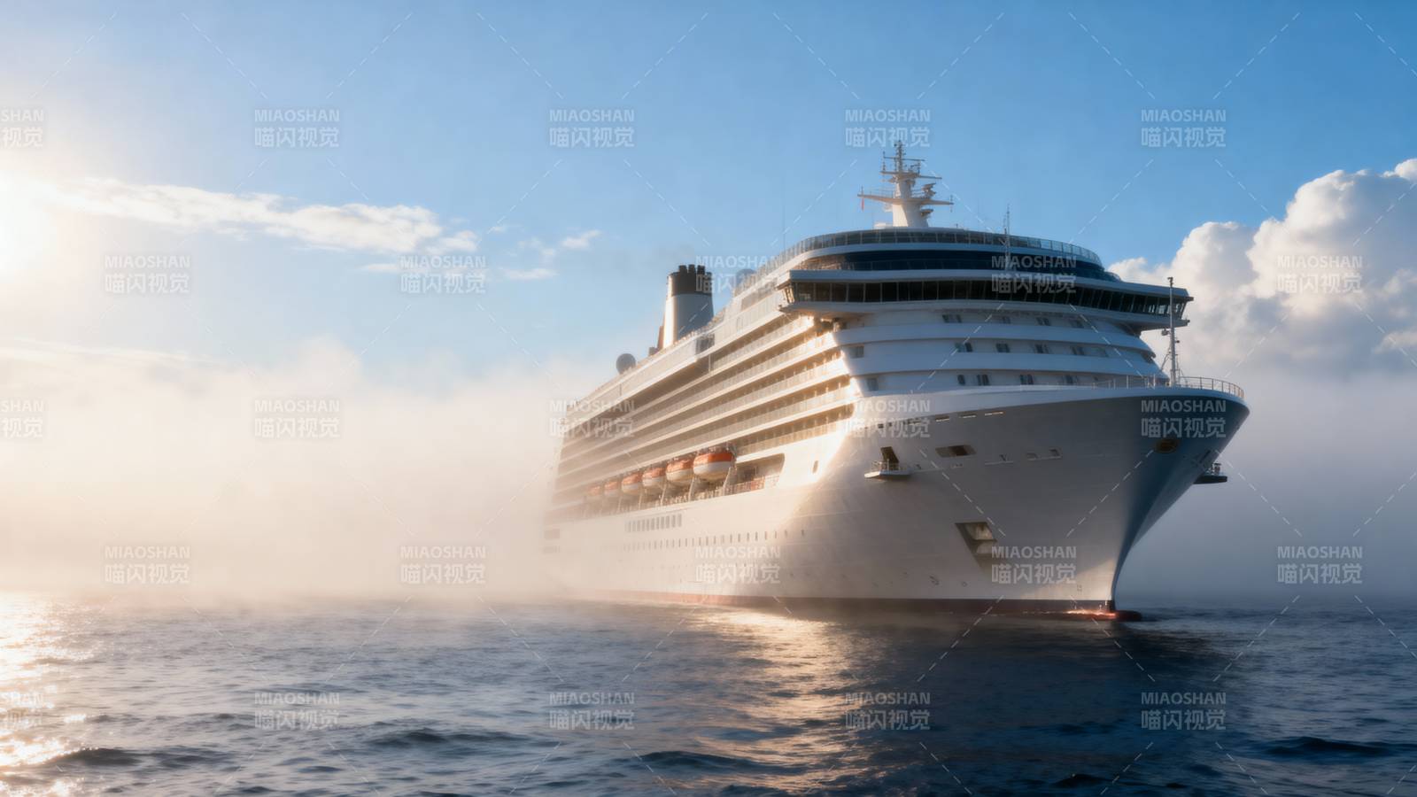 豪华邮轮破浪前行图片