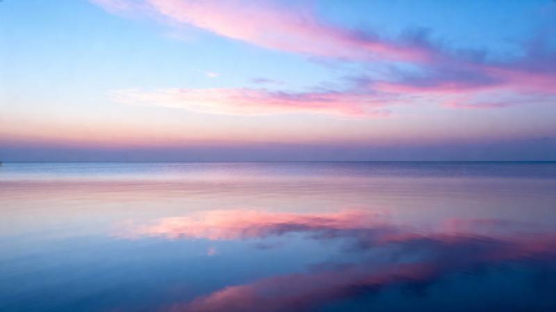 湖面霞光映天际图片