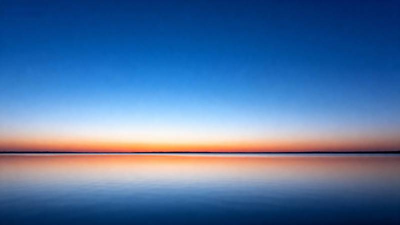 晨曦湖面静谧美图片