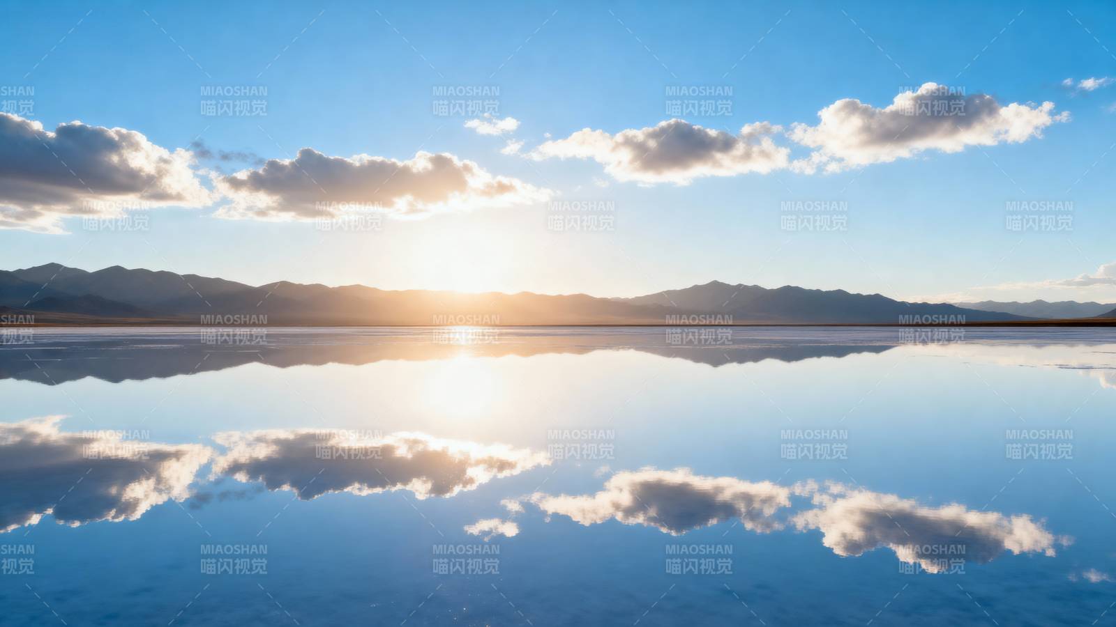 湖面倒映日出云图片