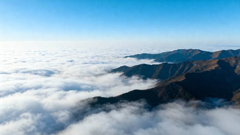 云海山峦图片