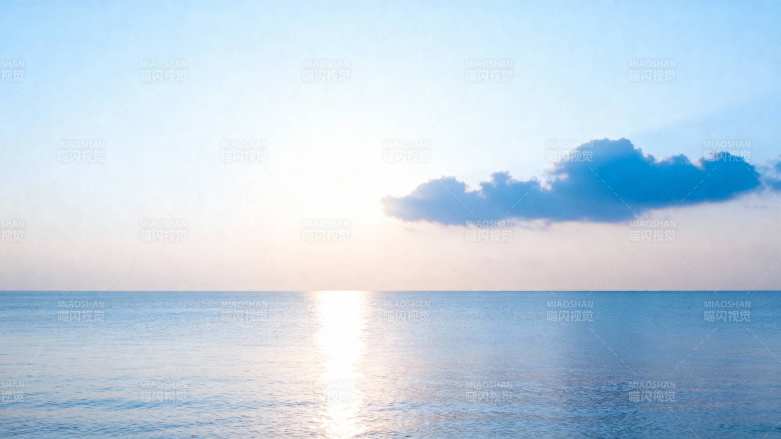 海天一色 云影轻拂图片