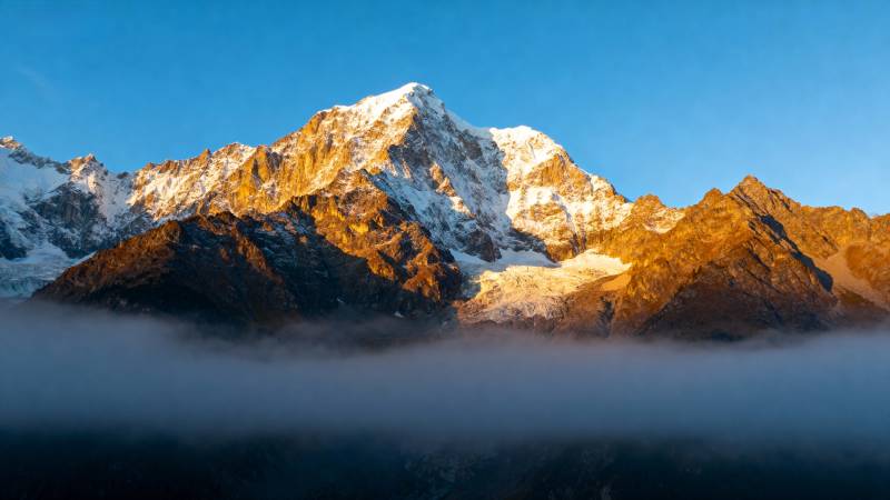 雪山晨曦云海图片
