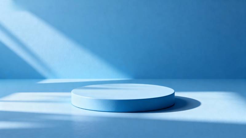 蓝色光影中的圆台图片