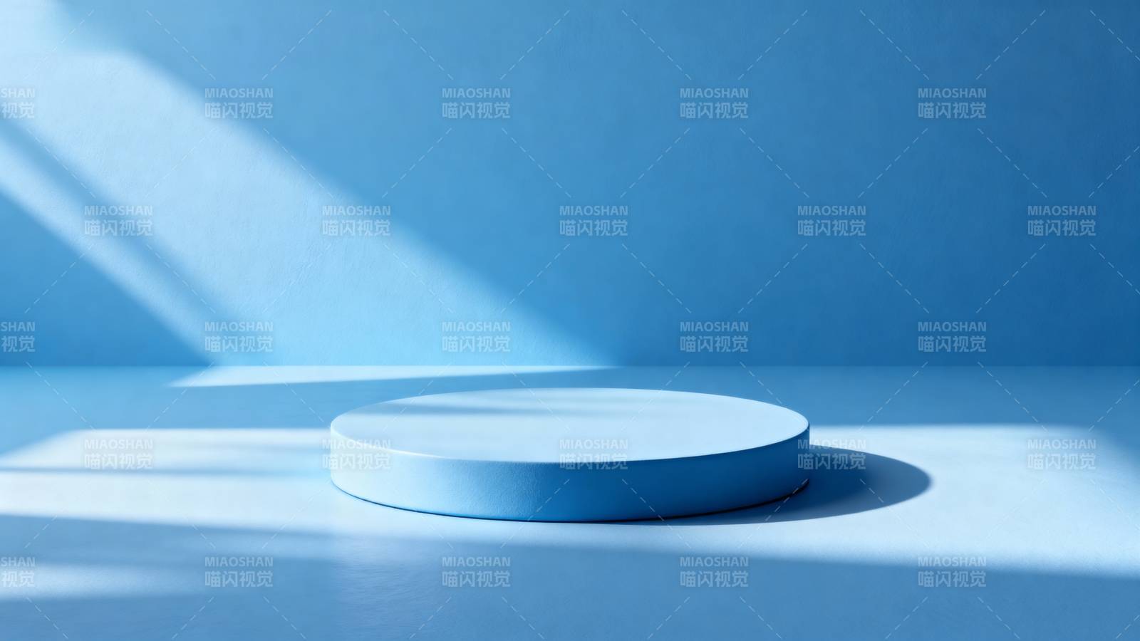 蓝色光影中的圆台图片