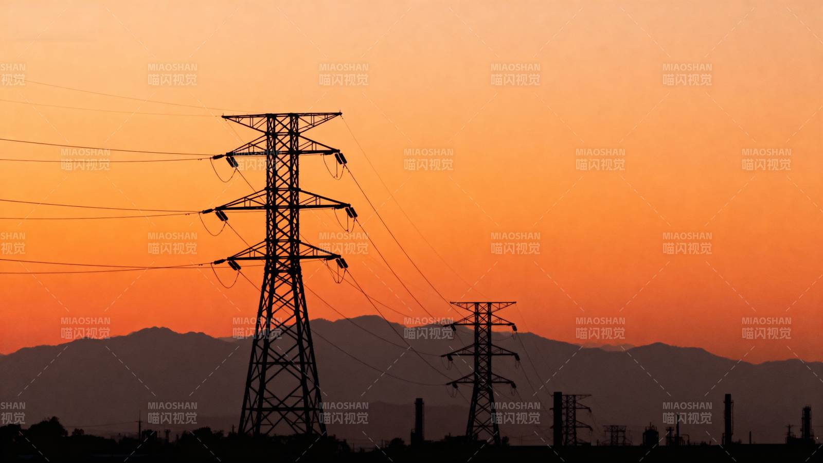 夕阳下的电力塔图片