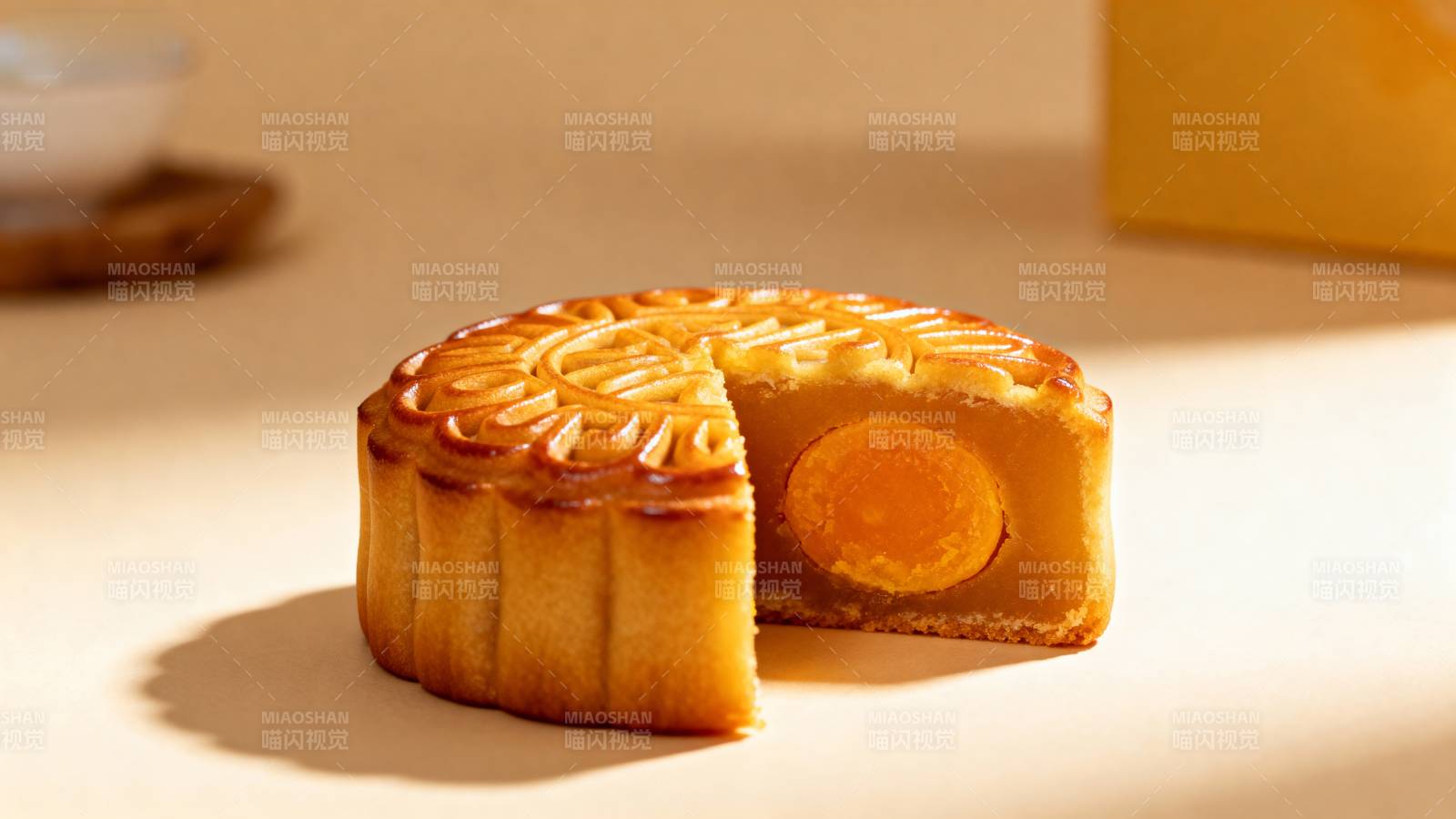 金黄月饼 蛋黄诱人图片