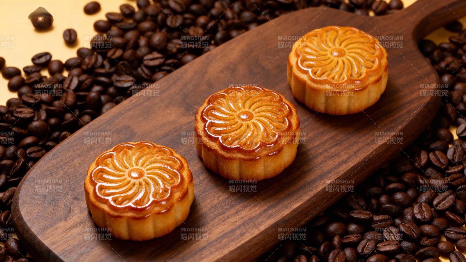 月饼与咖啡豆图片