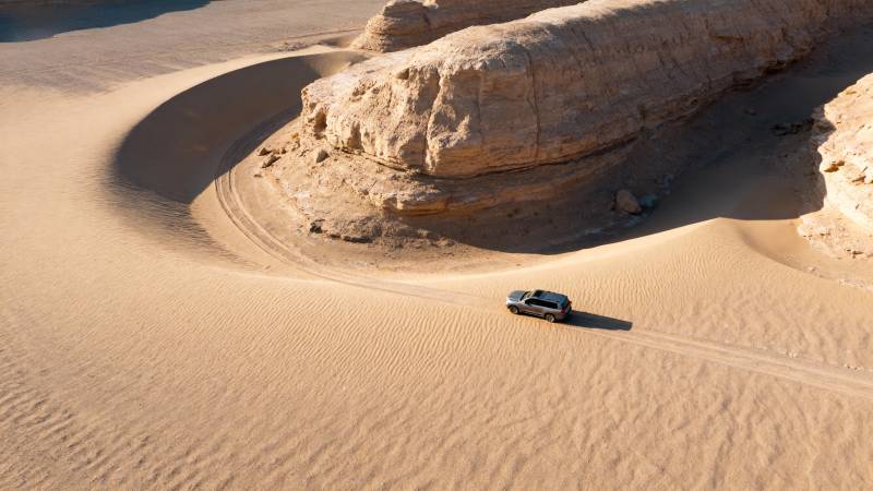 沙漠越野车行迹图片