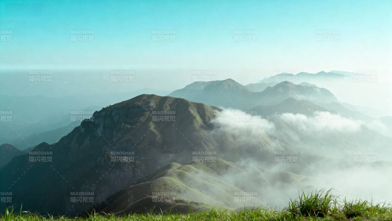 云海缭绕山巅图片