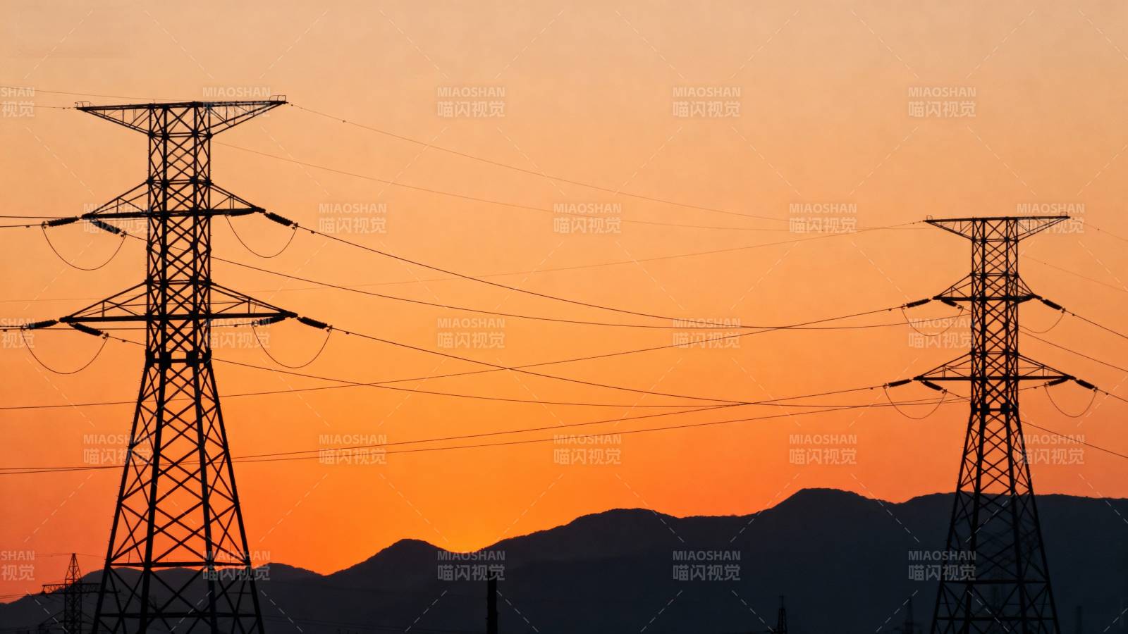夕阳下的电塔剪影图片