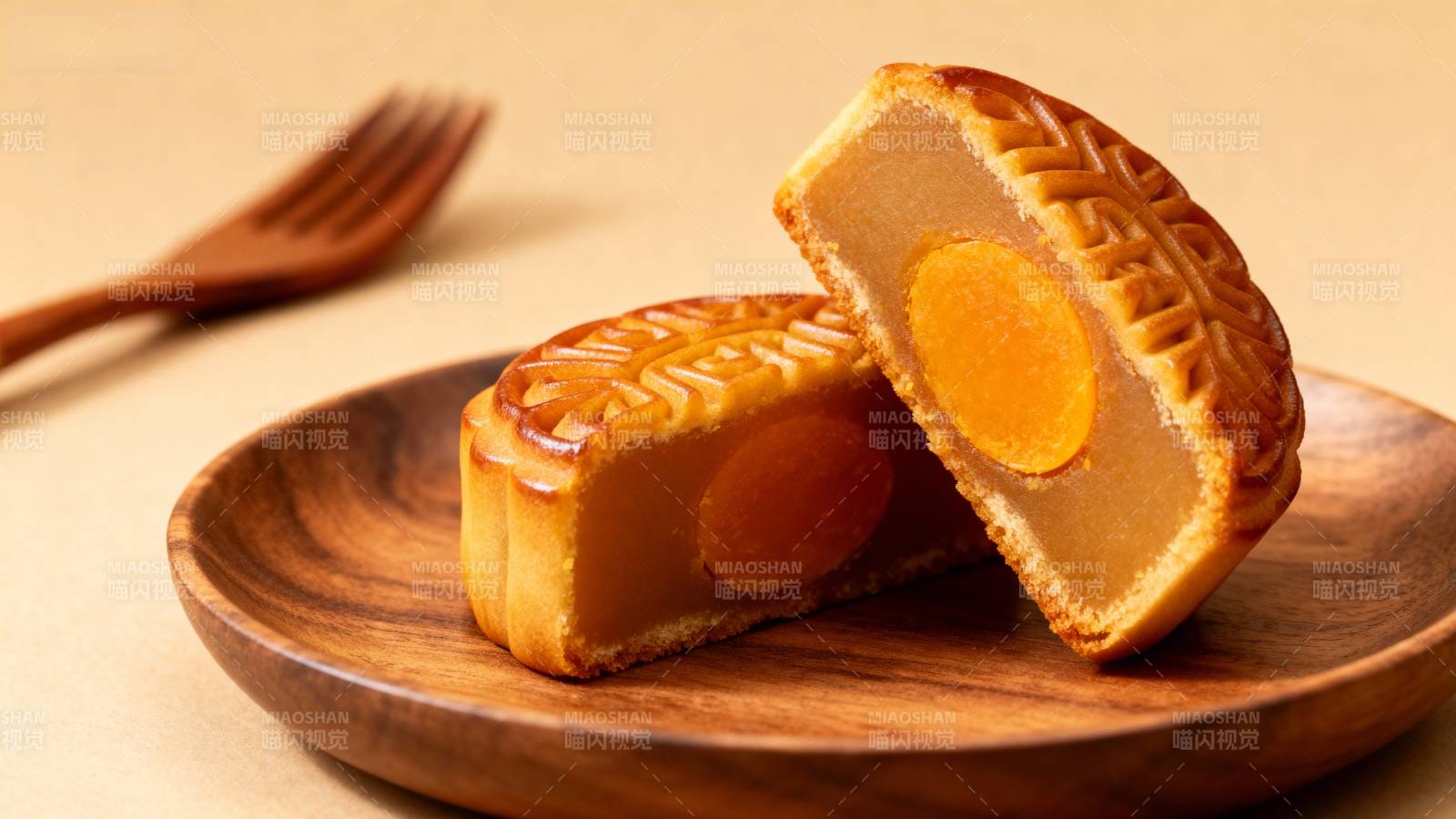 月饼切开见蛋黄图片