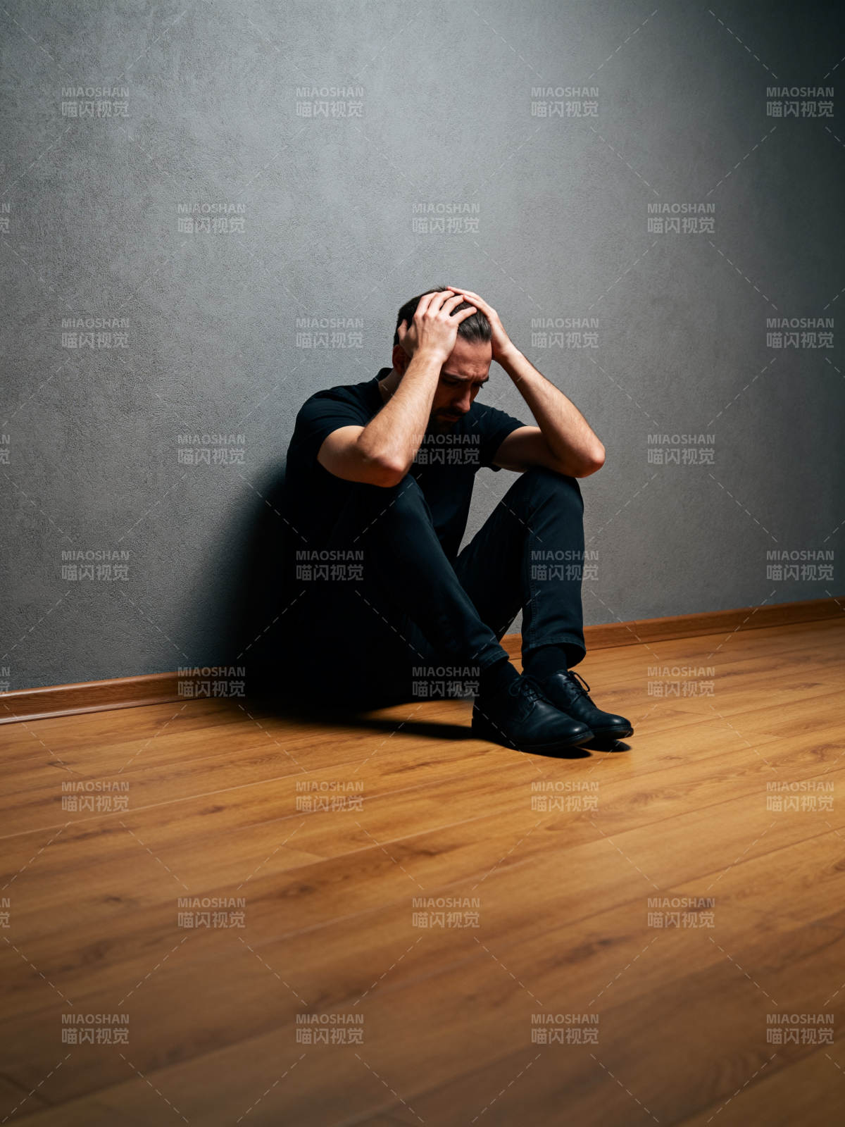 绝望的男子图片