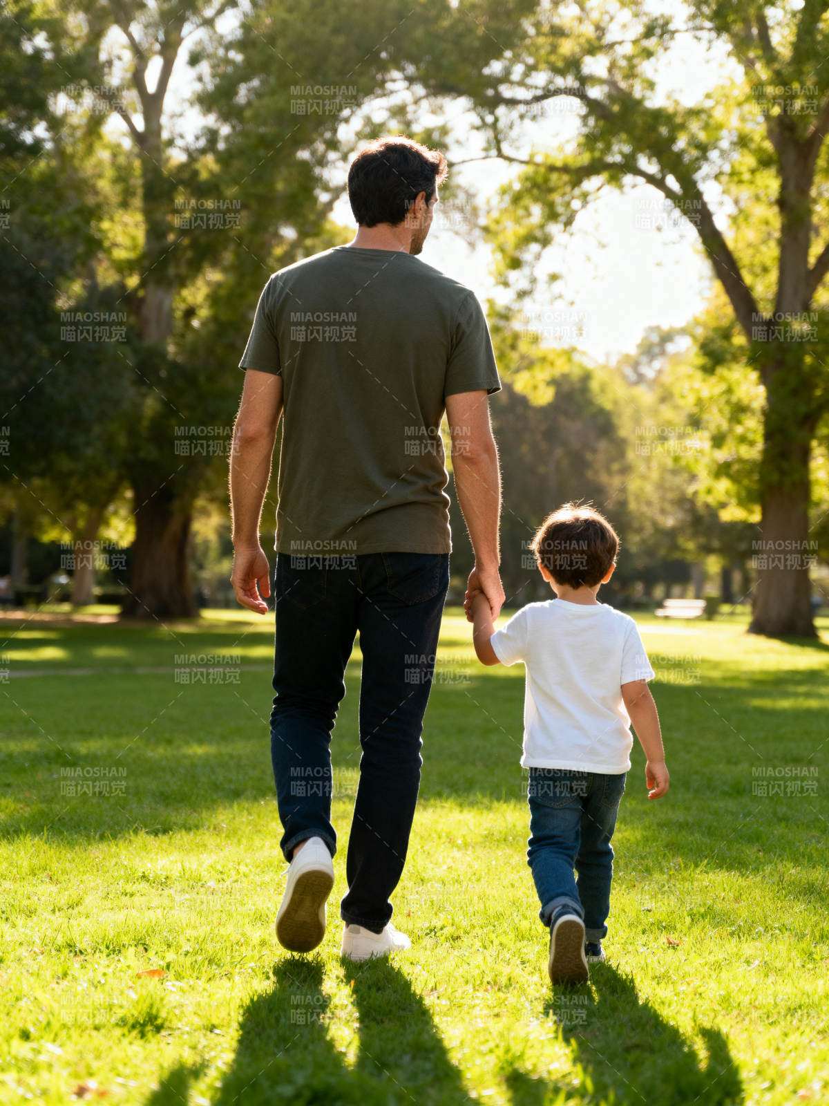 父子公园散步图片