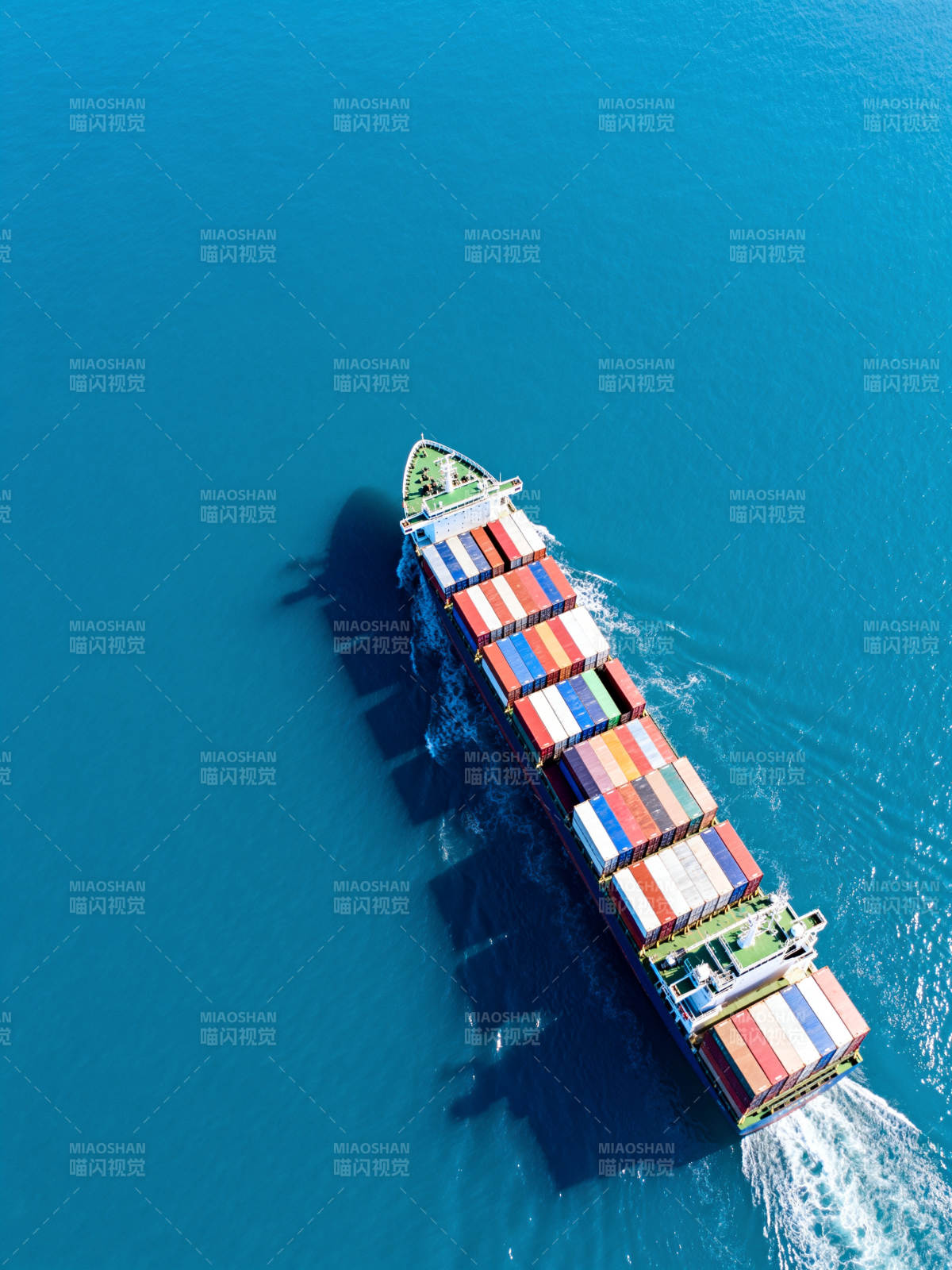 航拍货轮海上航行图片
