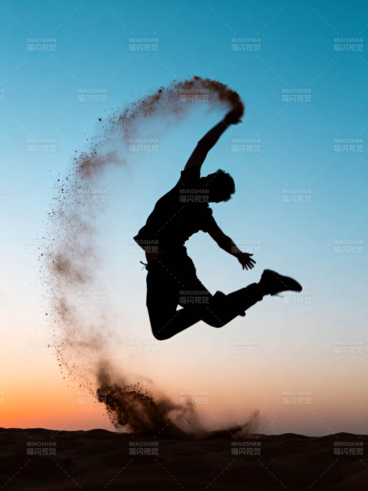 沙尘中的跃动剪影图片