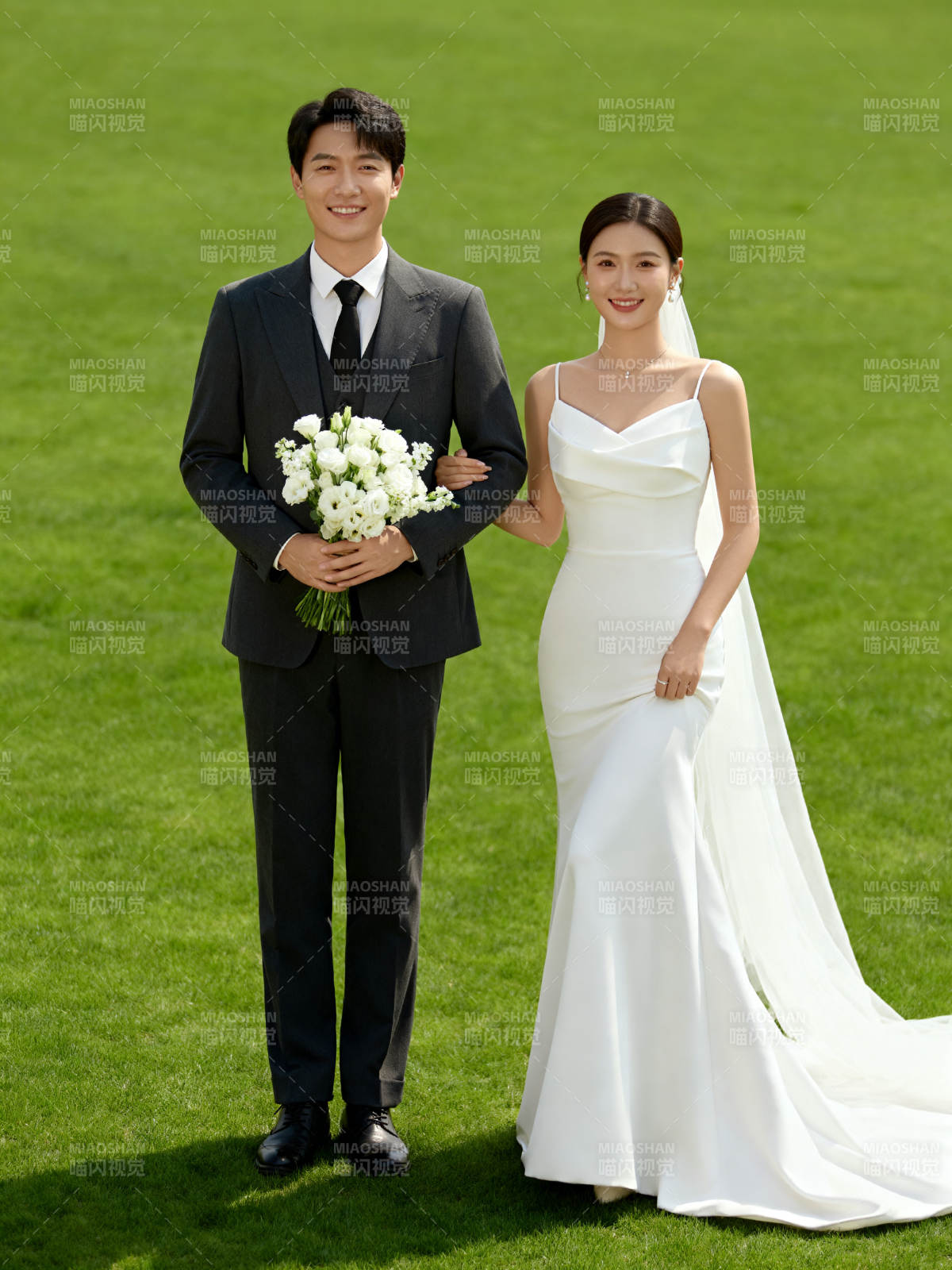 新人草坪婚礼合影图片