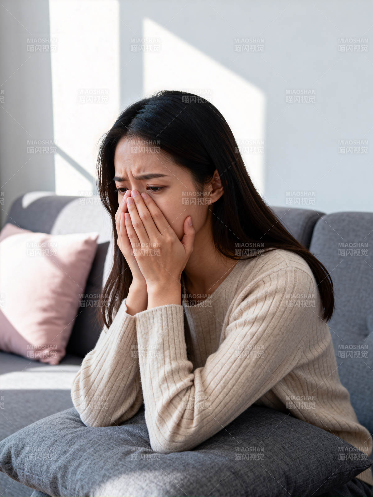 女子掩面愁绪满面图片