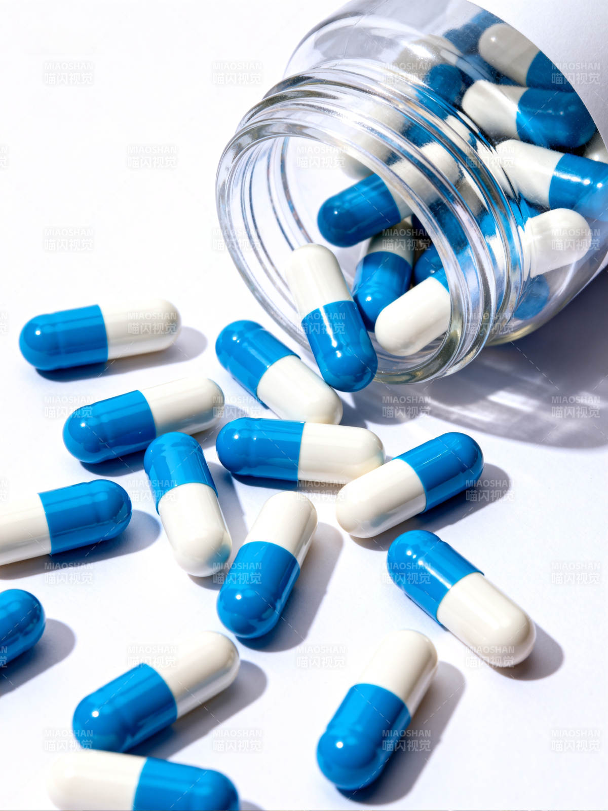 蓝白胶囊散落瓶外图片