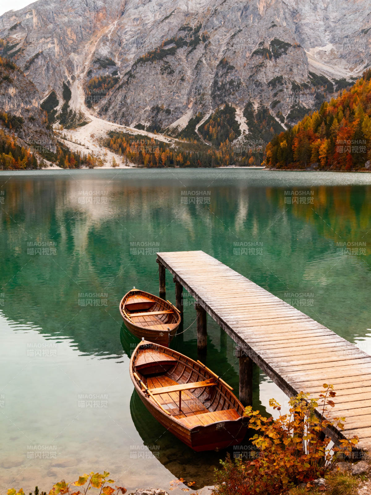 湖畔秋色静谧图片