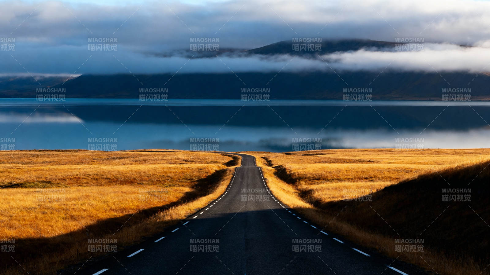 湖畔公路延伸远方图片