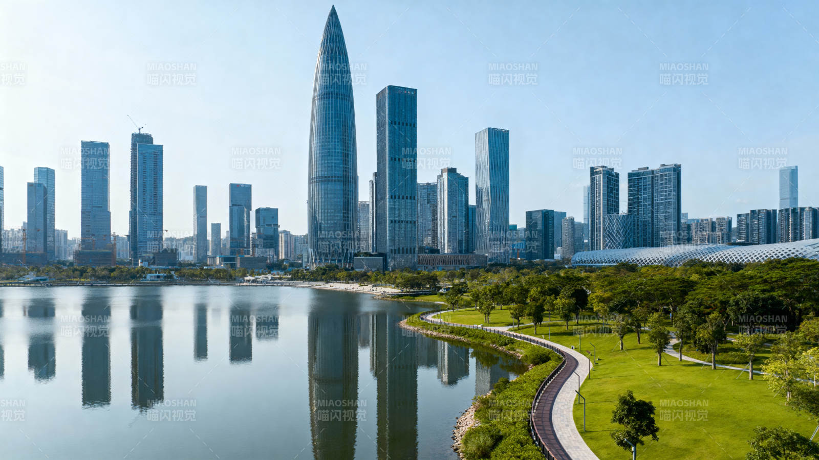 城市天际线倒影湖畔图片