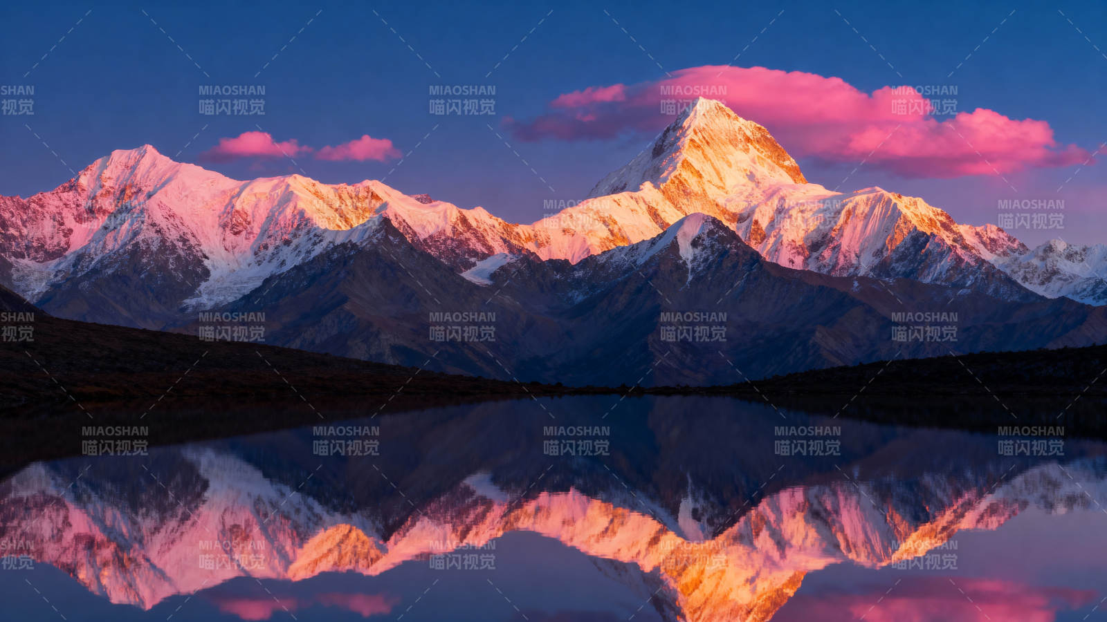 雪山倒影 霞光映照图片