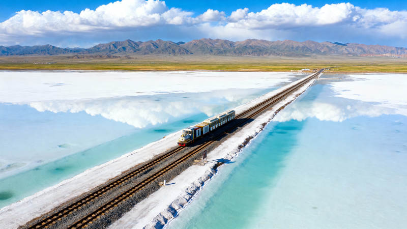 盐湖上的火车之旅图片