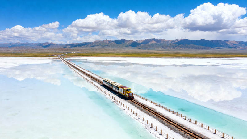 盐湖上的列车图片