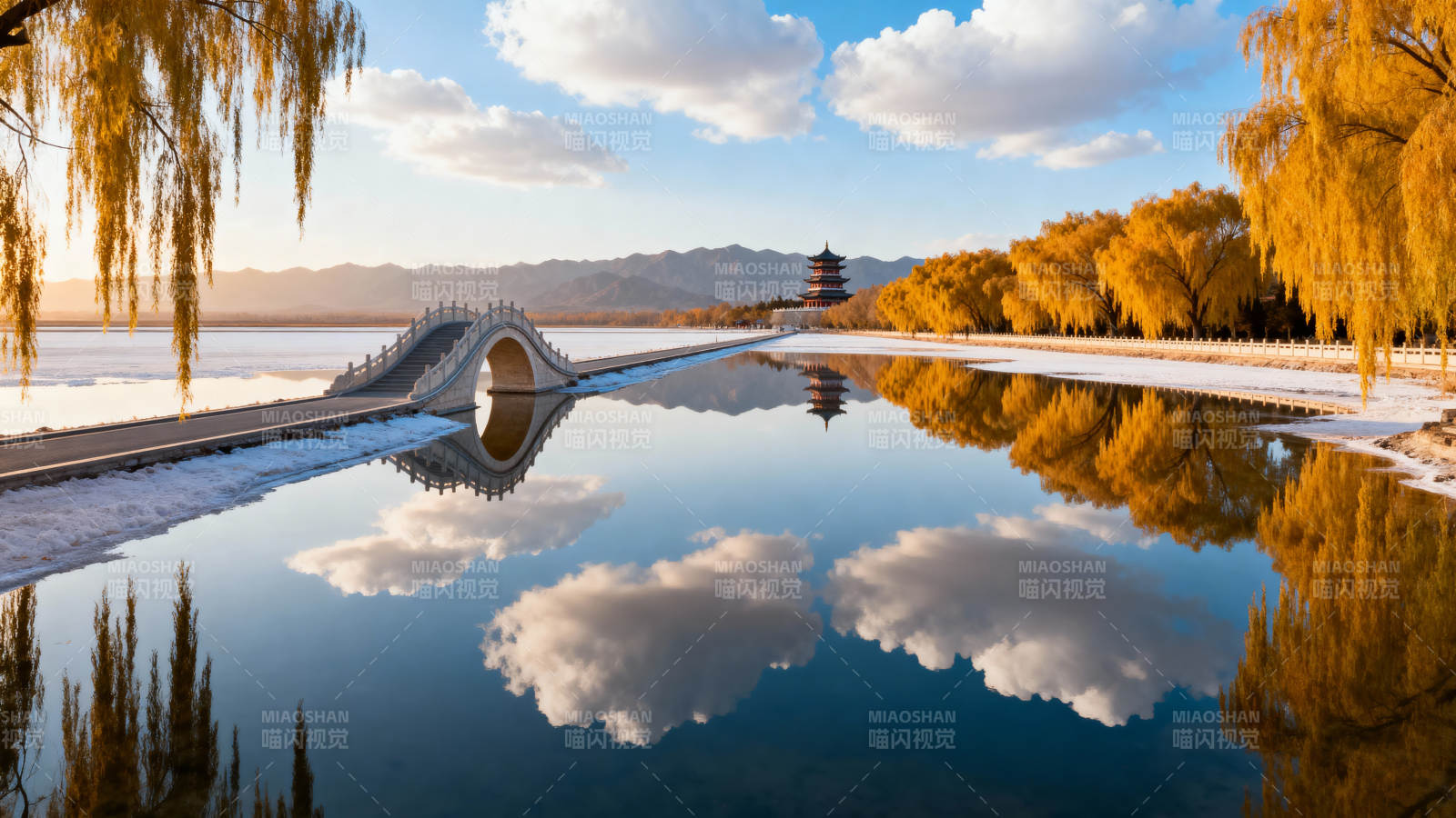 秋湖倒影桥景图片