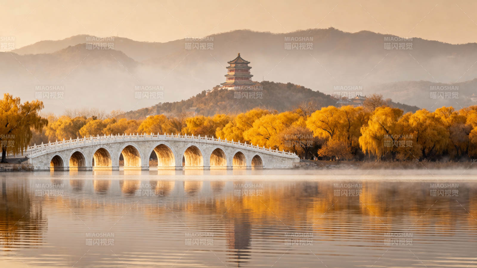 秋湖拱桥映塔影图片